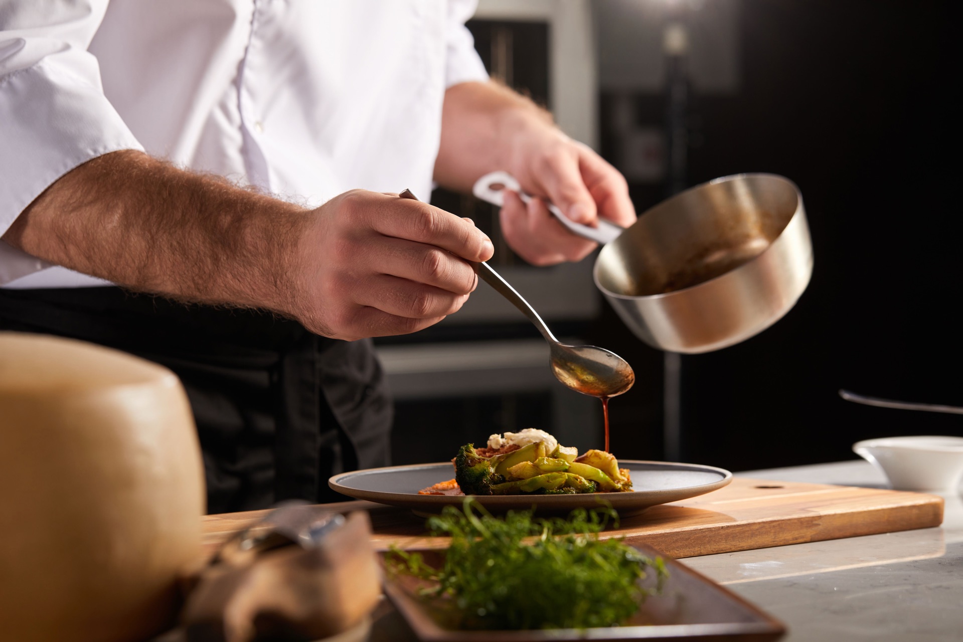 Seorang cef sedang bekerja di dapur